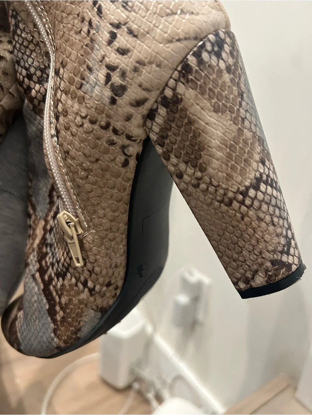 Snake-Print Reptile Pet Habitat Hide - Beige Brown